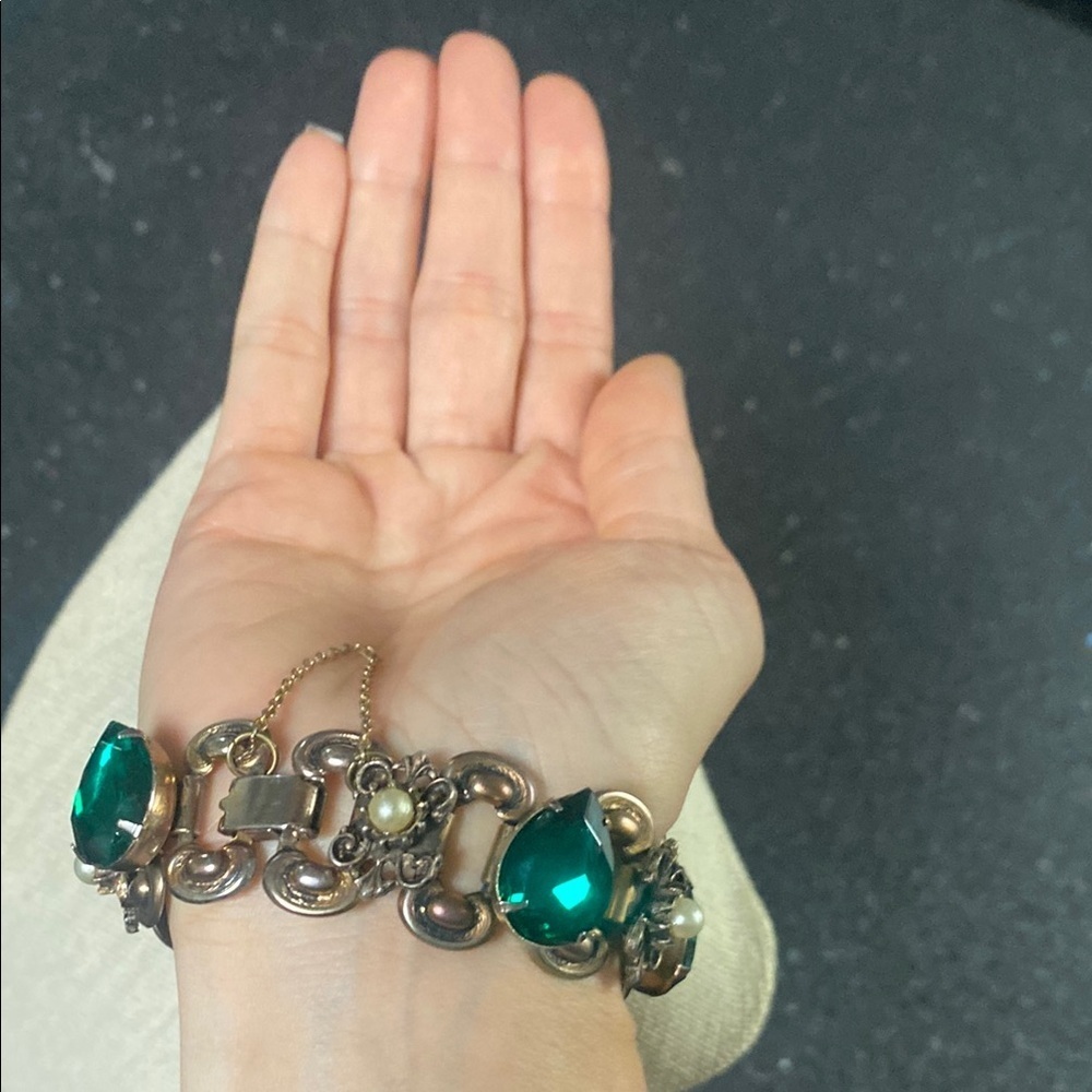 Art Deco Style 40s/50s Green and Gold Bracelet - Picture 3 of 12